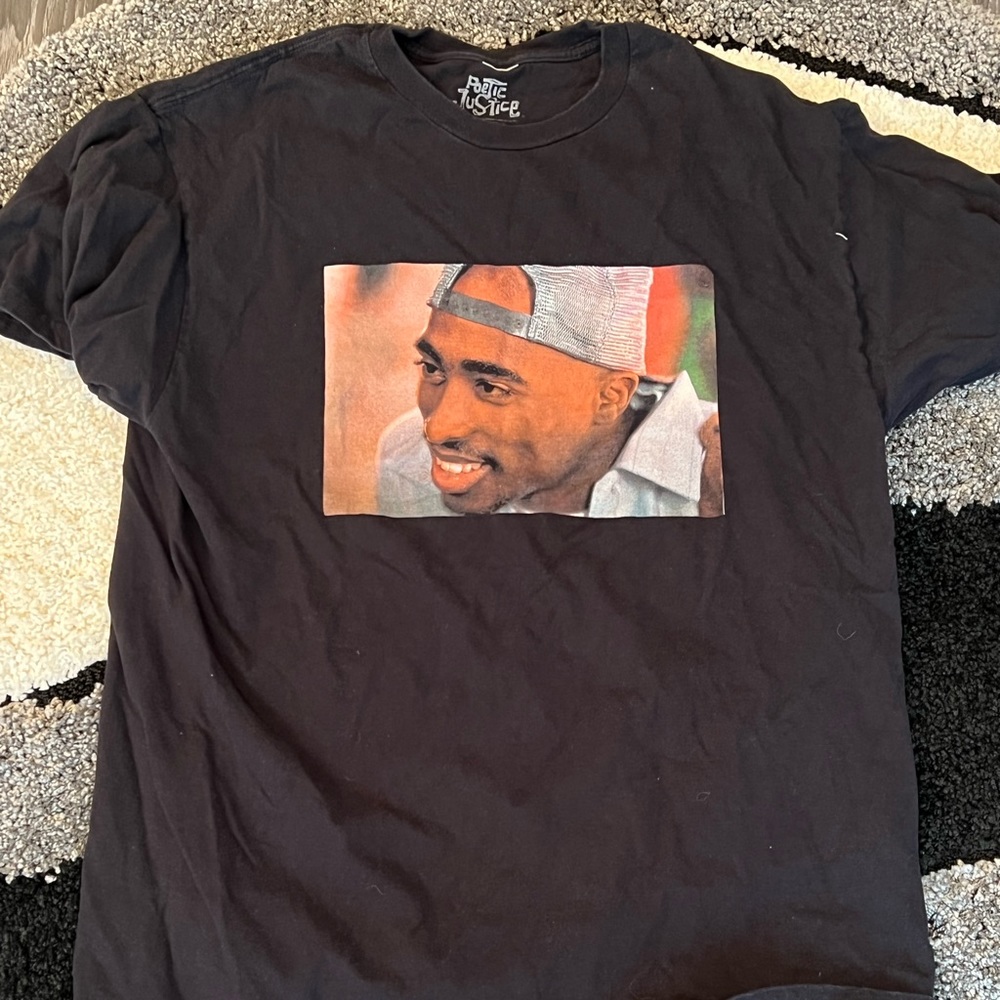 Large Tupac graphic tee. Size large